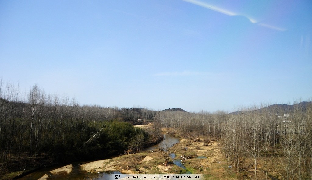 北方景色 乡村景色 农村风景 家乡风貌 地区风貌 土路 树木 田地 广阔田野 村庄 房子 麦苗 蓝天 无叶的树 绿色盎然 绿苗 阳春三月 天气晴朗 春天 春季 北方 庄稼 田舍 高铁上 动车上拍摄 田园风光 高铁上 摄影 自然景观 田园风光 300DPI JPG